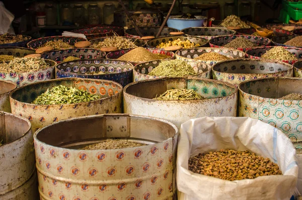 Olika kryddor säljs på en marknad — Stockfoto