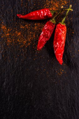 İki kırmızı biber.