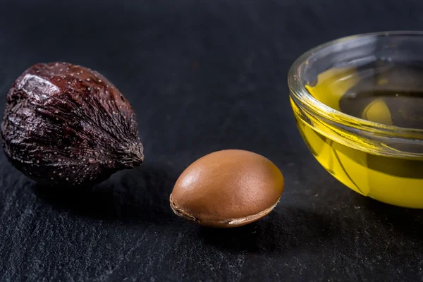 Frutta a guscio e semi di Argan con olio — Foto Stock