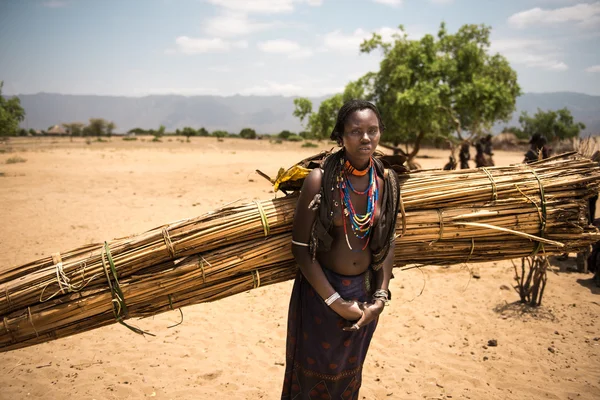 Woman from Arbore tribe carring woods — Stock Photo, Image