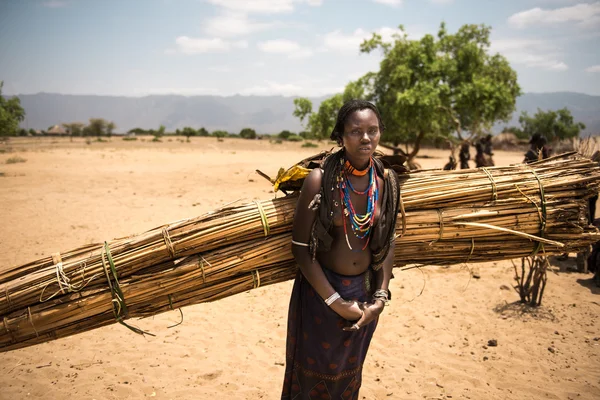 Mujer de Arbore tribu carring woods — Foto de Stock