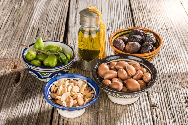 Argan φρούτο σε μια ξύλινη επιφάνεια τραπεζιού — Φωτογραφία Αρχείου