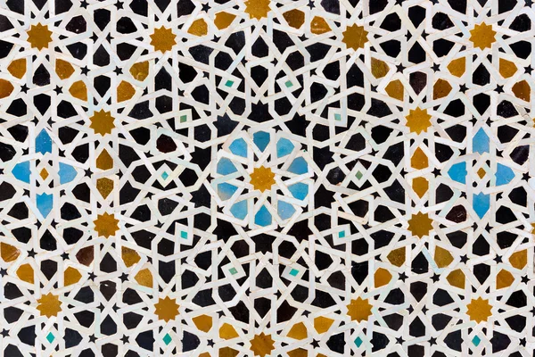 Керамическая мозаика в медресе — стоковое фото