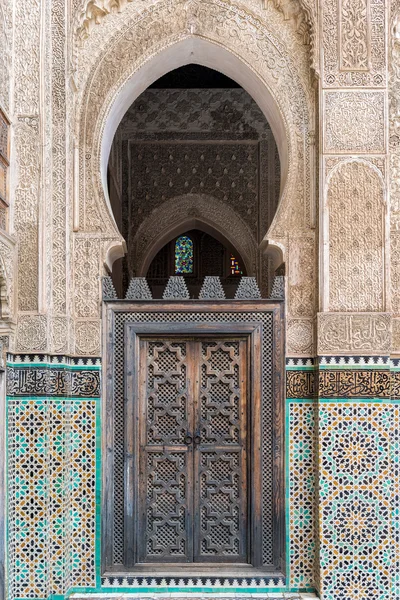 Porta de madeira em uma Madrassa — Fotografia de Stock