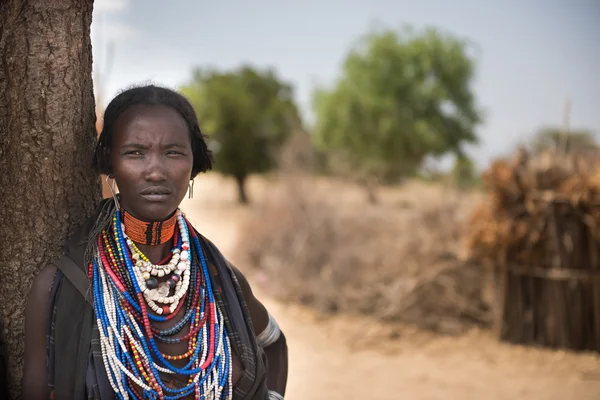 Kvinna som bär färgade halsband. — Stockfoto