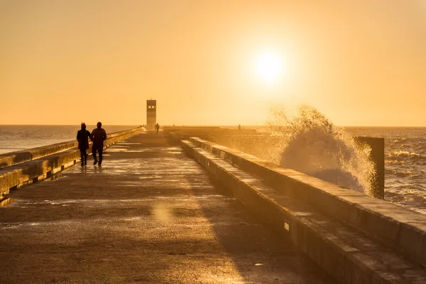 Couple walking on a dock — Stock Photo, Image