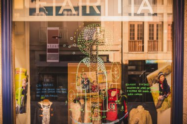 bir dükkanın camına dekorasyon