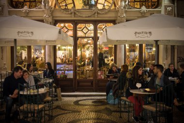 insanlar görkemli café'de biraz dinlen
