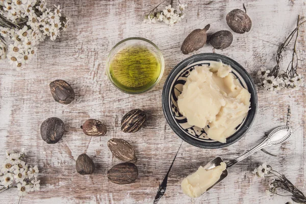 Shea oil and butter with shea nuts — Stock Photo, Image