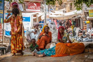 Jaisalmer bir sokakta oturan insanlar