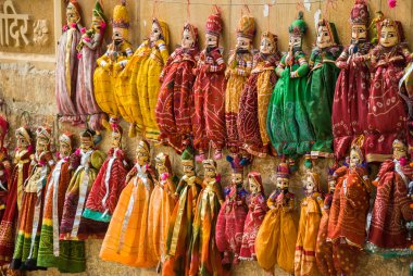 Jaisalmer bir duvarda asılı kuklalar
