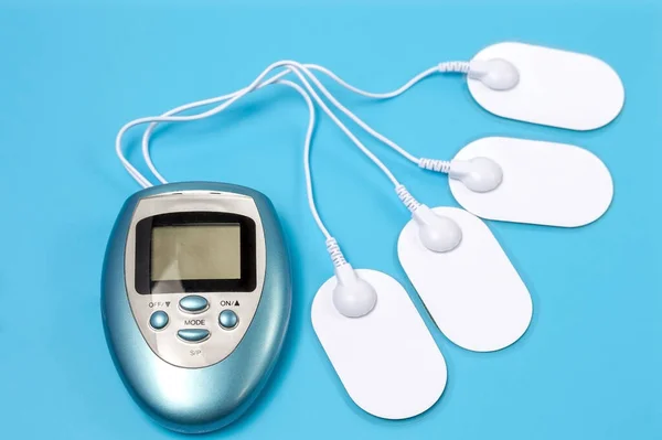 Mavi arka planda elektromasaj için ekipman