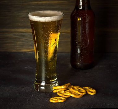 Koyu arkaplanda bira bardağı.