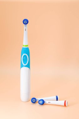 Bej kaplamalı elektrikli diş fırçası.