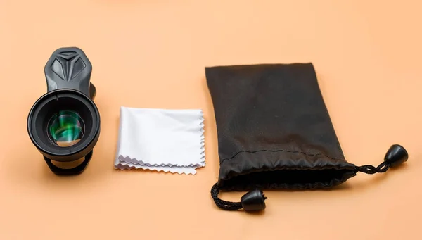 Akıllı telefonda makro lensler, yakın mesafeden nesneleri vurmak için cep telefonu.