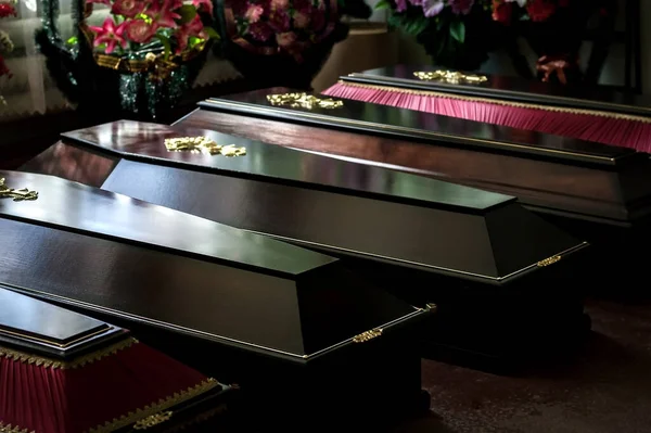 棺材在殡仪馆里 有选择的焦点 丧葬服务 免版税图库图片