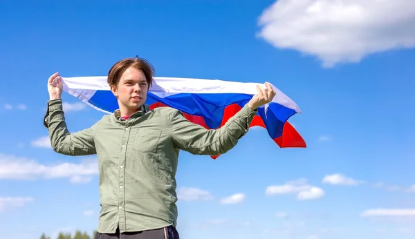 Молодой Человек Флагом России Фоне Голубого Неба — стоковое фото