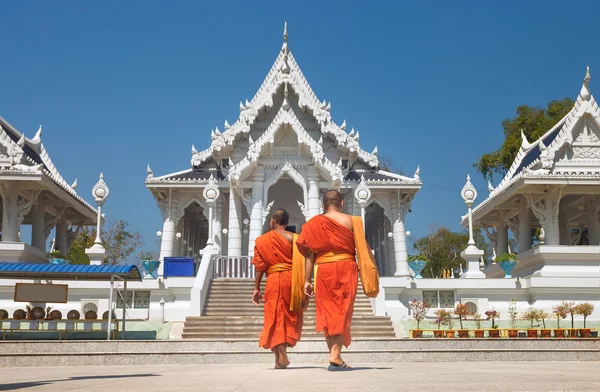 Monks in Buddha Temple Kaeo Ko Wararam — Stock Photo, Image