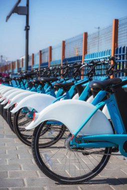 Bisikletlerin kiralaması için büyük bir park yeri. Arka tekerler peş peşe aynı motorlar. Çevre dostu şehir taşıma bisikletleri