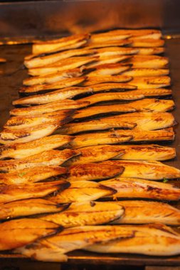 Geleneksel Türk fast food balığı için kızarmış balık ve ekmek. Izgara uskumru fileto. Eminenyu seti üzerindeki İstanbul 'da fast food 
