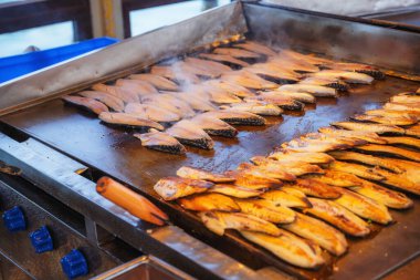 Geleneksel Türk fast food balığı için kızarmış balık ve ekmek. Izgara uskumru fileto. Eminenyu seti üzerindeki İstanbul 'da fast food 