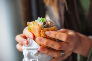 Geleneksel Türk fast food balığı, elinde ekmek olan bir kadın. Eminenyu seti üzerindeki İstanbul 'da fast food 