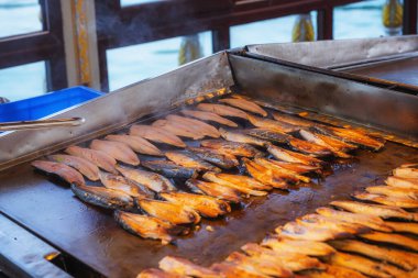 Geleneksel Türk fast food balığı için kızarmış balık ve ekmek. Izgara uskumru fileto. Eminenyu seti üzerindeki İstanbul 'da fast food 