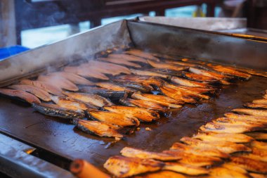Geleneksel Türk fast food balığı için kızarmış balık ve ekmek. Izgara uskumru fileto. Eminenyu seti üzerindeki İstanbul 'da fast food 
