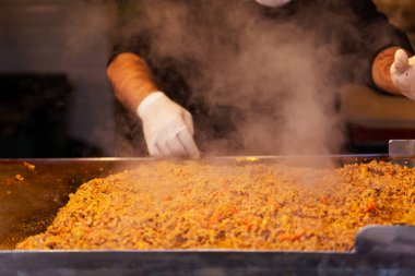 Geleneksel Türk fast food kokoreksinin dolgusunu kızartıyorum. İstanbul 'da Kokorech pişiriyorum. Türkiye 'de kızartma tavasının yanında bir spatulayla aşçının eli