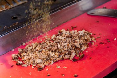 Geleneksel Türk fast food 'u Kokorech için malzemeler pişiriyorum. İstanbul 'da kızarmış kuzu bağırsağıyla ekmekli ekmek. Biber serpiştirilmiş et