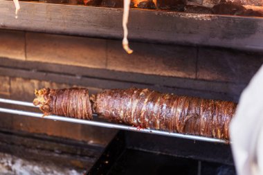 Tükürük bir Türk sokak yemeğinin üzerinde ızgara kuzu bağırsağı. İstanbul 'da Kokorech için yanan bir kızartma makinesi. Türk Ulusal Fast Food