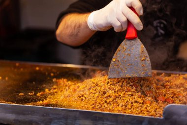 Geleneksel Türk fast food kokoreksinin dolgusunu kızartıyorum. İstanbul 'da Kokorech pişiriyorum. Türkiye 'de kızartma tavasının yanında bir spatulayla aşçının eli