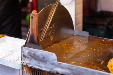 Tükürük bir Türk sokak yemeğinin üzerinde ızgara kuzu bağırsağı. İstanbul 'da Kokorech için yanan bir kızartma makinesi. Türk Ulusal Fast Food