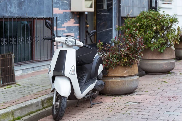Şehirdeki Evin Yanında Motosiklet Var Stanbul Bir Sokakta Eski Tarz — Stok fotoğraf