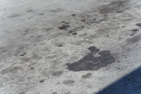 从汽车上的机油可以看到路上的风景 沥青上的黑油污渍 — 图库照片