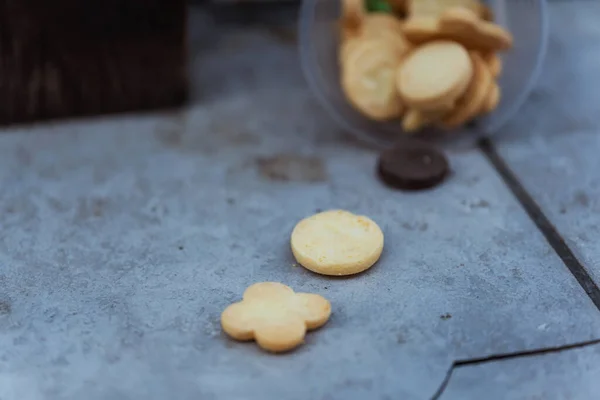 Shortbread Cookies Scattered Plastic Container Cookies Road Food Fell Ground — Stock Photo, Image