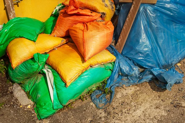 Bolsas Colores Con Escombros Construcción Las Bolsas Grandes Llenas Basura —  Fotos de Stock