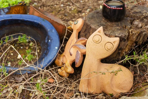 Alte Keramikfiguren Garten Frühlingsgarten Liegen Katze Und Ente Auf Dem — Stockfoto