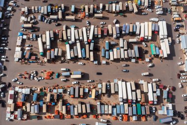 Güney Kazakistan hava manzaralı Şymkent 'te sebze ve meyve satışı için Zhibek Zholy toptan satış pazarı. İHA 'dan geniş bir otopark görüntüsü. Otopark dokusu üst görünüm