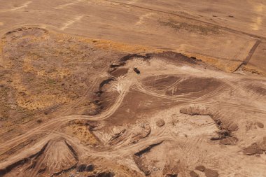 Kurumuş kara havası manzarasında kirli yollar. Toprak toprak üst manzaralı yolları devre dışı bırak. Kazakistan 'da bir toprak parçasının dokusu