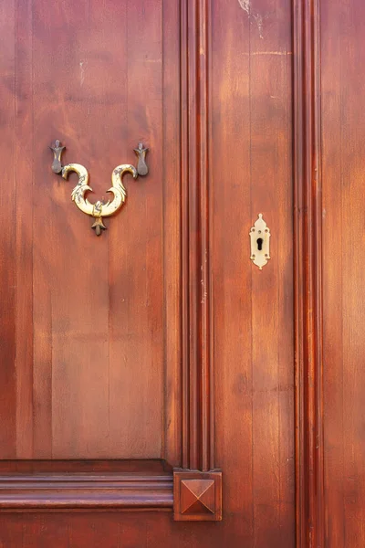Металеві Позолочені Ручки Дерев Яних Дверях Красива Замкова Щілина Дверях — стокове фото