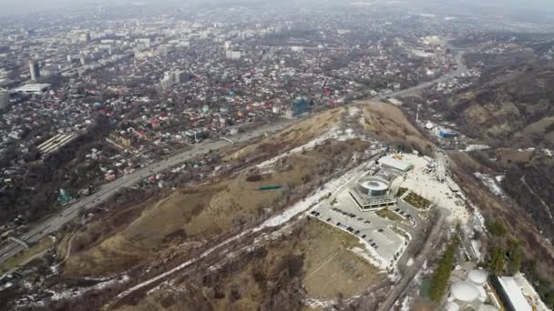 Almaty Kazakhstan 2021 アルマトイの空中庭園 早春の高江山の玉座からの絶景 — ストック動画