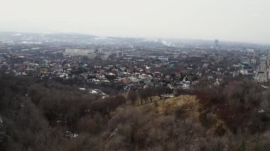 ALMATY, KAZAKHSTAN-03.07.2021: Almaty hava manzaralı Koktobe Park 'tan şehir manzarası. İlkbaharın başında Kazakistan 'daki Almaty şehrinin tahtından manzara