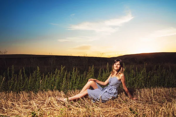 Flicka Ett Vetefält Vid Solnedgången Ung Kvinna Ett Vetefält — Stockfoto