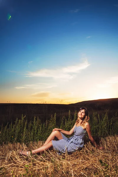 Ein Mädchen Einem Weizenfeld Bei Sonnenuntergang Junge Frau Einem Weizenfeld — Stockfoto