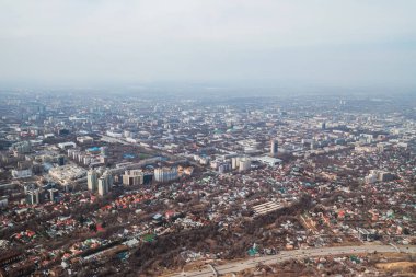 Almaty hava manzaralı Koktobe Parkı 'ndan şehir manzarası. İlkbaharın başında Kazakistan 'daki Almaty şehrinin tahtından manzara