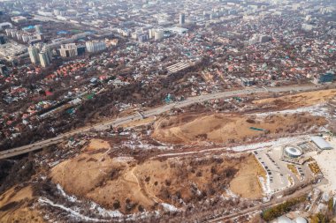 Almaty hava manzaralı Koktobe Parkı 'ndan şehir manzarası. İlkbaharın başında Kazakistan 'daki Almaty şehrinin tahtından manzara