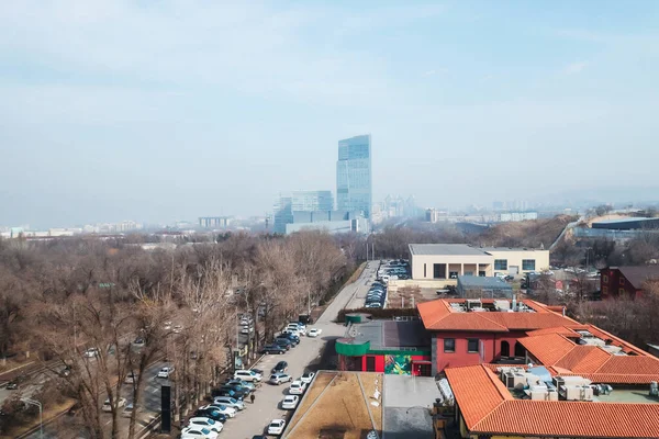 Almaty hava manzaralı Koktobe Parkı 'ndan şehir manzarası. İlkbaharın başında Kazakistan 'daki Almaty şehrinin tahtından manzara