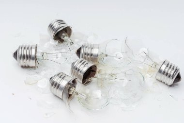 Beyaz arka planda kırık parlak ampuller. Avizeyi yakın plan için ampulü kır. Vintage Eski Yanan Ampuller