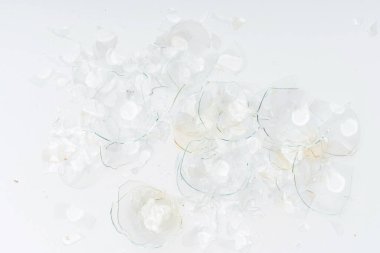 Beyaz arka planda kırılan parlak ampullerin camı. Spot ışıkları için ampulleri yakın plan çarp